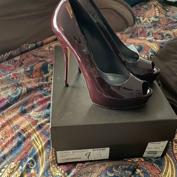 Very Classy High Heeled Perp Toe GUCCI Pumps - Picture 4 of 7